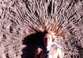 Trine hår i sand_593x395