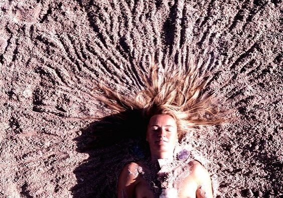 Trine hår i sand_593x395