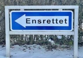 ensrettet skilt